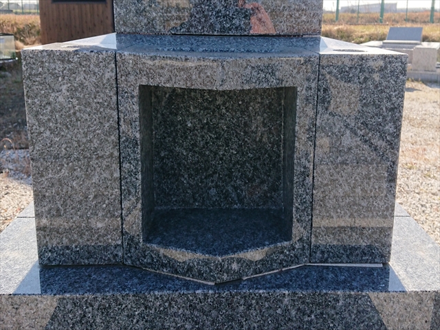 正面から見たお墓の土台の写真