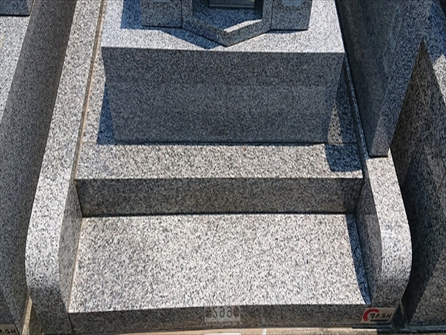 草が生えていない墓石の写真