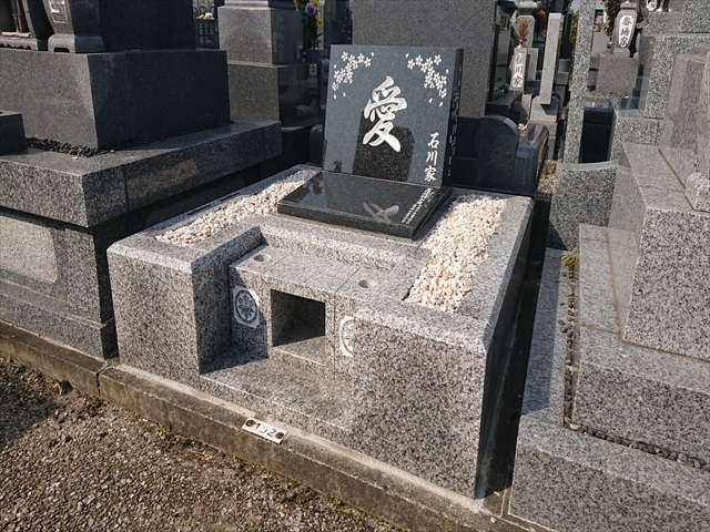土台がしっかりした重心の低いお墓の写真